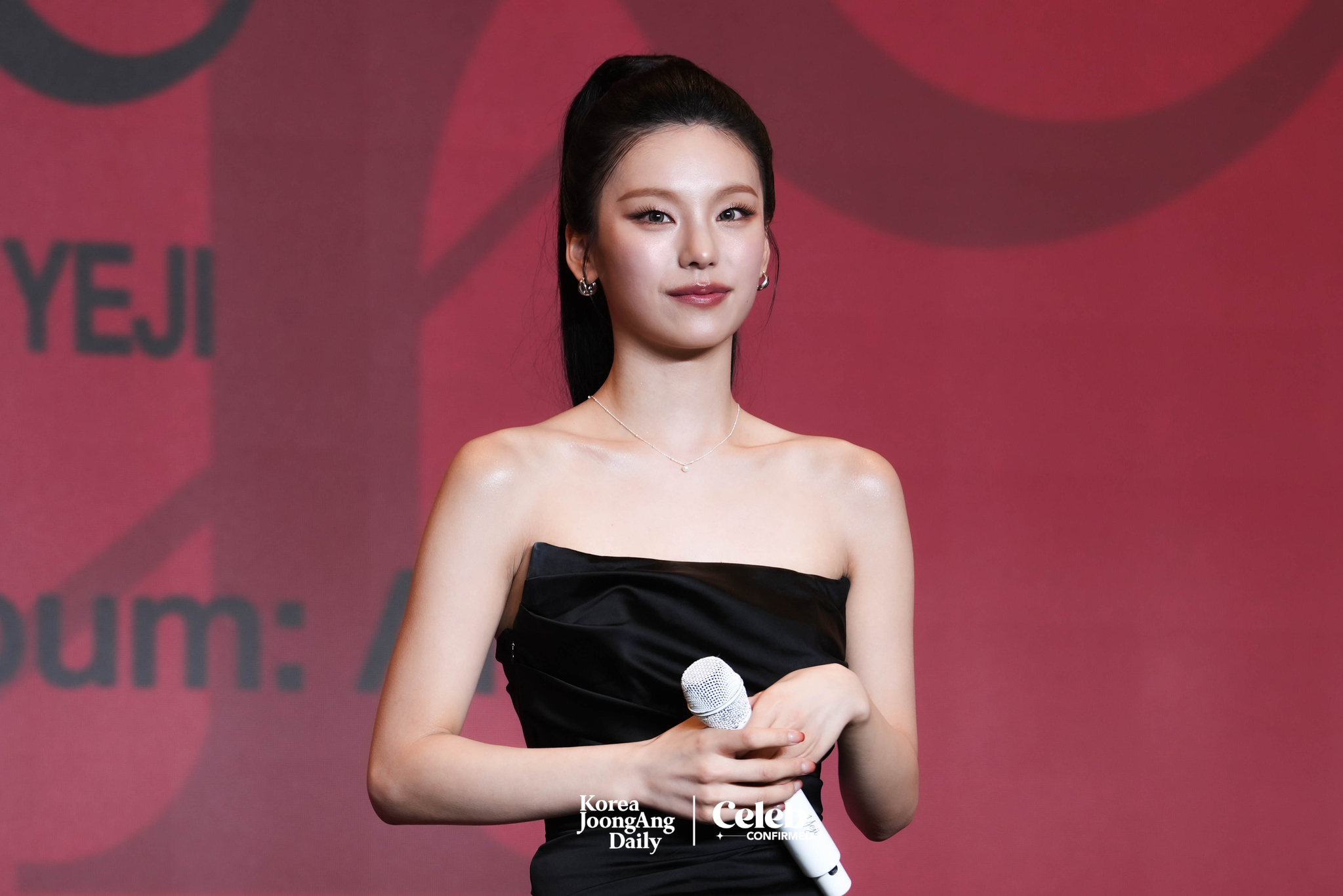Yeji answers reporters’ questions during a press conference held on March 10 at the Sofitel Ambassador Seoul Hotel in Songpa District, southern Seoul for the release of her first EP “Air.” [DANIELA GONZALEZ PEREZ]