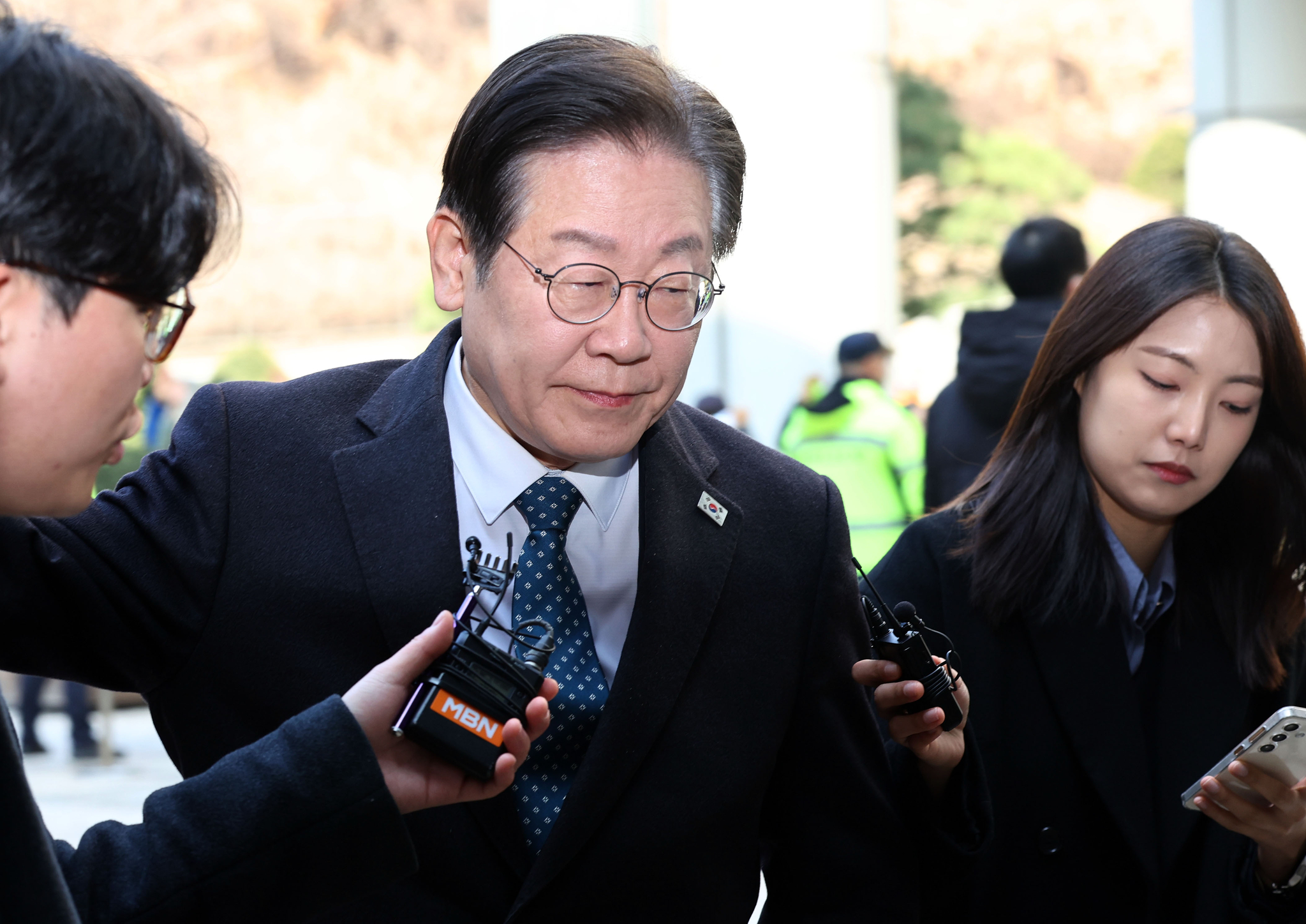 Democratic Party leader Rep. Lee Jae-myung arrives at the Seoul Central District Court in Seocho District, southern Seoul, on March 11 for the first hearing of his trial on charges of corruption and breach of trust tied to the Daejang-dong and Wirye-dong developments in Seongnam, Gyeonggi. [YONHAP]