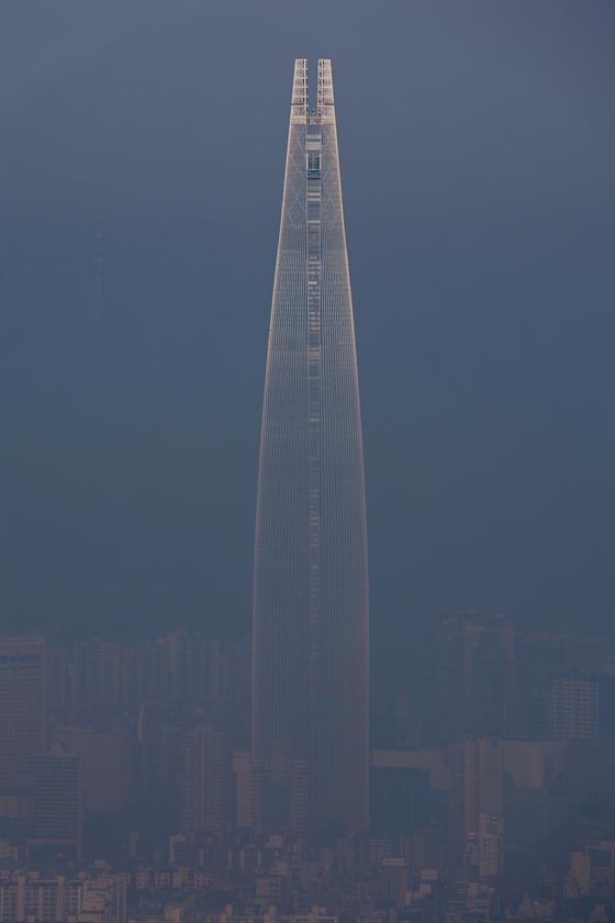 A hazy view of Lotte World Tower in Songpa District, southern Seoul, from the west gate of Namhansanseong Fortress on March 11. [YONHAP]