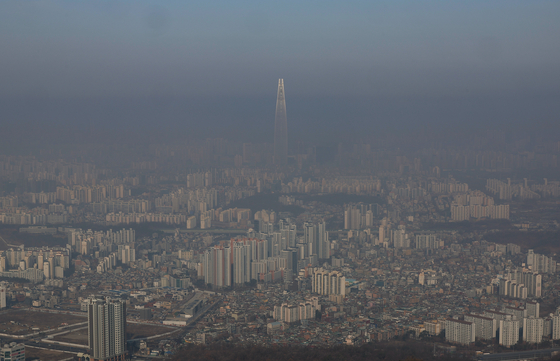 A hazy view of Seoul from the west gate of Namhansanseong Fortress on March 11 [YONHAP]
