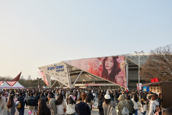 Concertgoers to Taeyeon's ″The Tense″ show roam around the performance venue KSPO Dome in Songpa District, southern Seoul, on March 9. [SM ENTERTAINMENT]