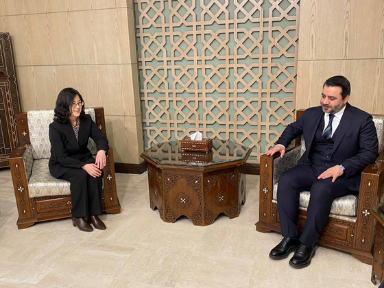 Kim Eun-jeong, left, director general of the South Korean Foreign Ministry's African and Middle Eastern Bureau, meets with Asaad al-Shaibani, the Syrian foreign minister, in Damascus, Syria on Feb. 7. [MINISTRY OF FOREIGN AFFAIRS]