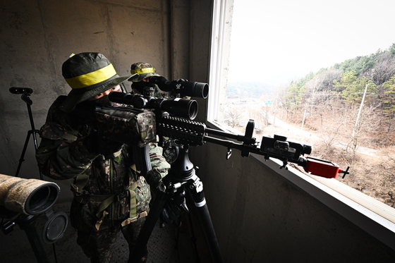 South Korean soldiers aim rifles outside a window in a training ground simulating a North Korean weapons of mass destruction facility in Paju, Gyeonggi, during joint drills with U.S. troops on March 12. [REPUBLIC OF KOREA ARMY]
