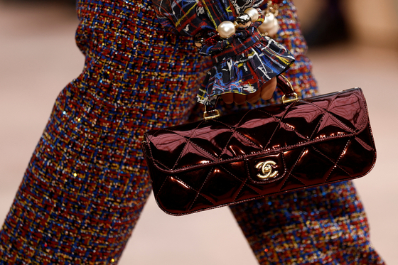A model presents a bag creation by the creative studio of fashion house Chanel as part of their Fall/Winter 2025-2026 Women's ready-to-wear collection show during Paris Fashion Week in Paris, France, March 11. [REUTERS/YONHAP] 