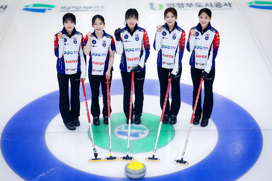 The national Korean women's curling team which won the gold medal in curling at the Harbin Winter Asian Games, is interviewed by JoongAng Ilbo in Gyeonggi Province on March 4. [JOONANG ILBO]