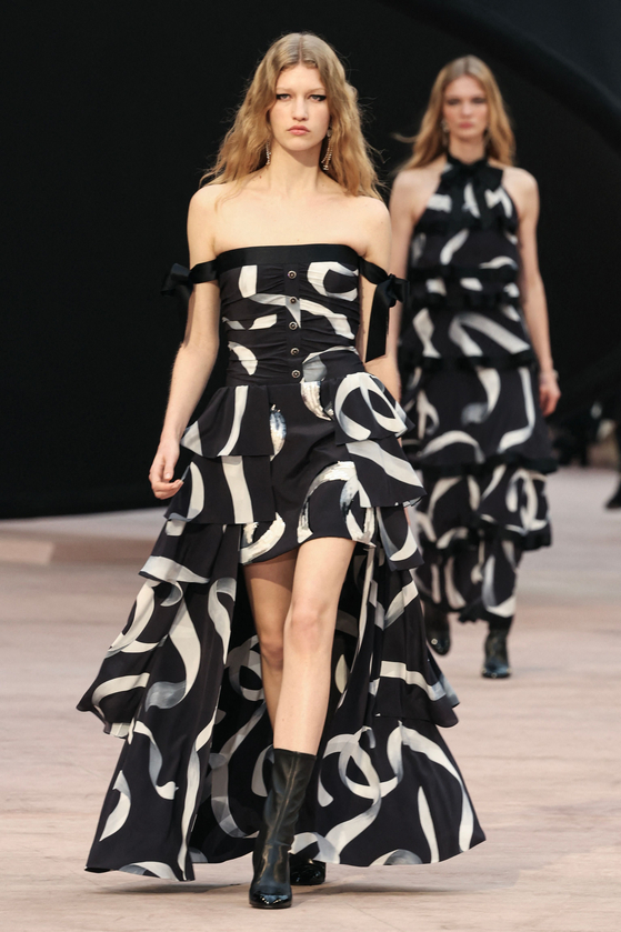  A model presents a creation by Chanel for the Womenswear Ready-to-wear Fall-Winter 2025/2026 collection as part of the Paris Fashion Week, at the Grand Palais, in Paris on March 11. [AFP/YONHAP] 
