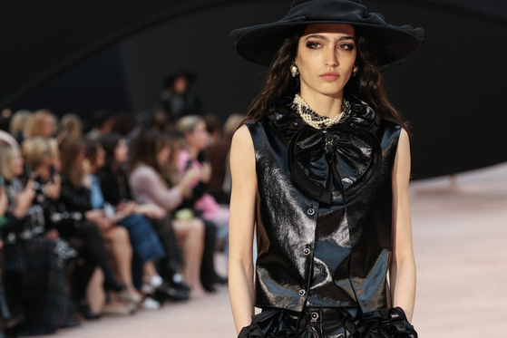 A model presents a creation by Chanel for the Womenswear Ready-to-wear Fall-Winter 2025/2026 collection as part of the Paris Fashion Week, at the Grand Palais, in Paris on March 11. [AFP/YONHAP] 