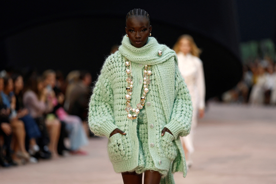 A model presents a creation by the creative studio of fashion house Chanel as part of their Fall/Winter 2025-2026 Women's ready-to-wear collection show during Paris Fashion Week in Paris, France, March 11.  [REUTERS/YONHAP] 