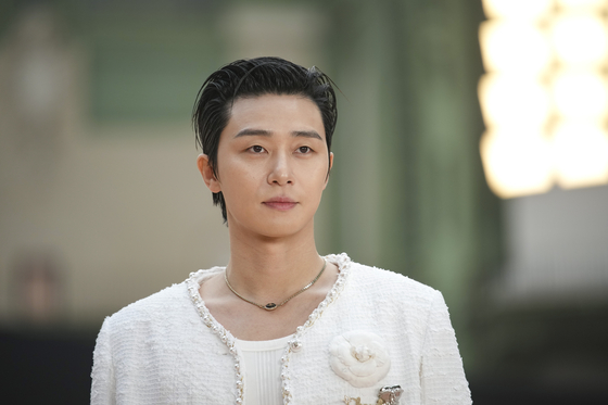 Park Seo-joon arrives for the the Chanel Fall/Winter 2025-2026 Womenswear collection presented, March 1, in Paris. [AP/YONHAP] 