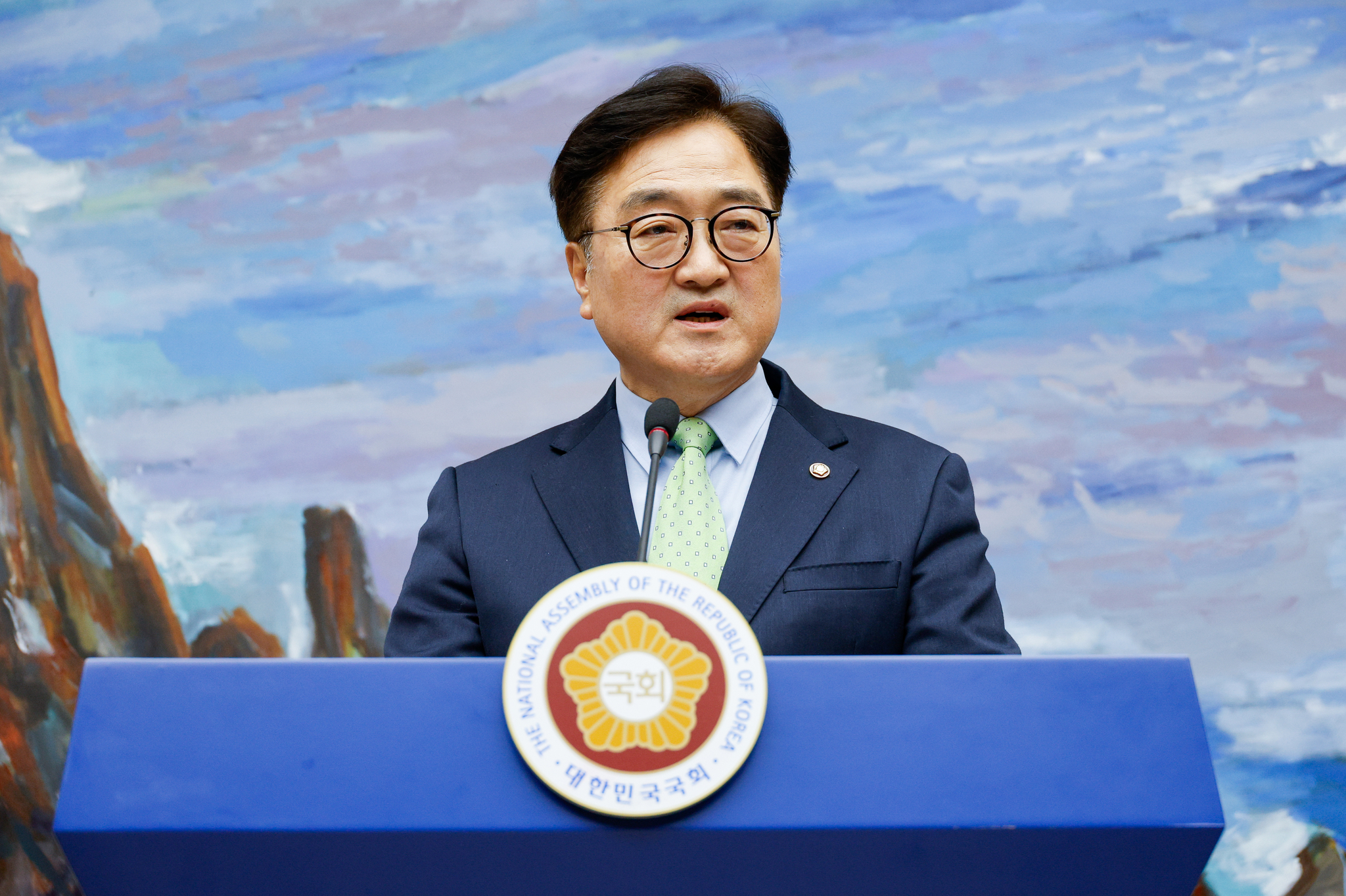 National Assembly Speaker Woo Won-shik speaks at a press conference at the legislature in Yeouido, western Seoul, on March 12. [NEWS1]
