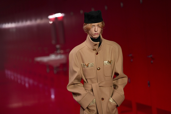 A model wears a creation as part of the Valentino Fall/Winter 2025-2026 Womenswear collection presented in Paris, March 9.  [AP)/YONHAP] 