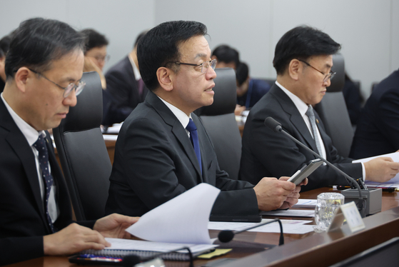 Acting President Choi Sang-mok, center, speaks at a meeting of economy-related ministers at the Sejong government complex on March 12. [YONHAP]