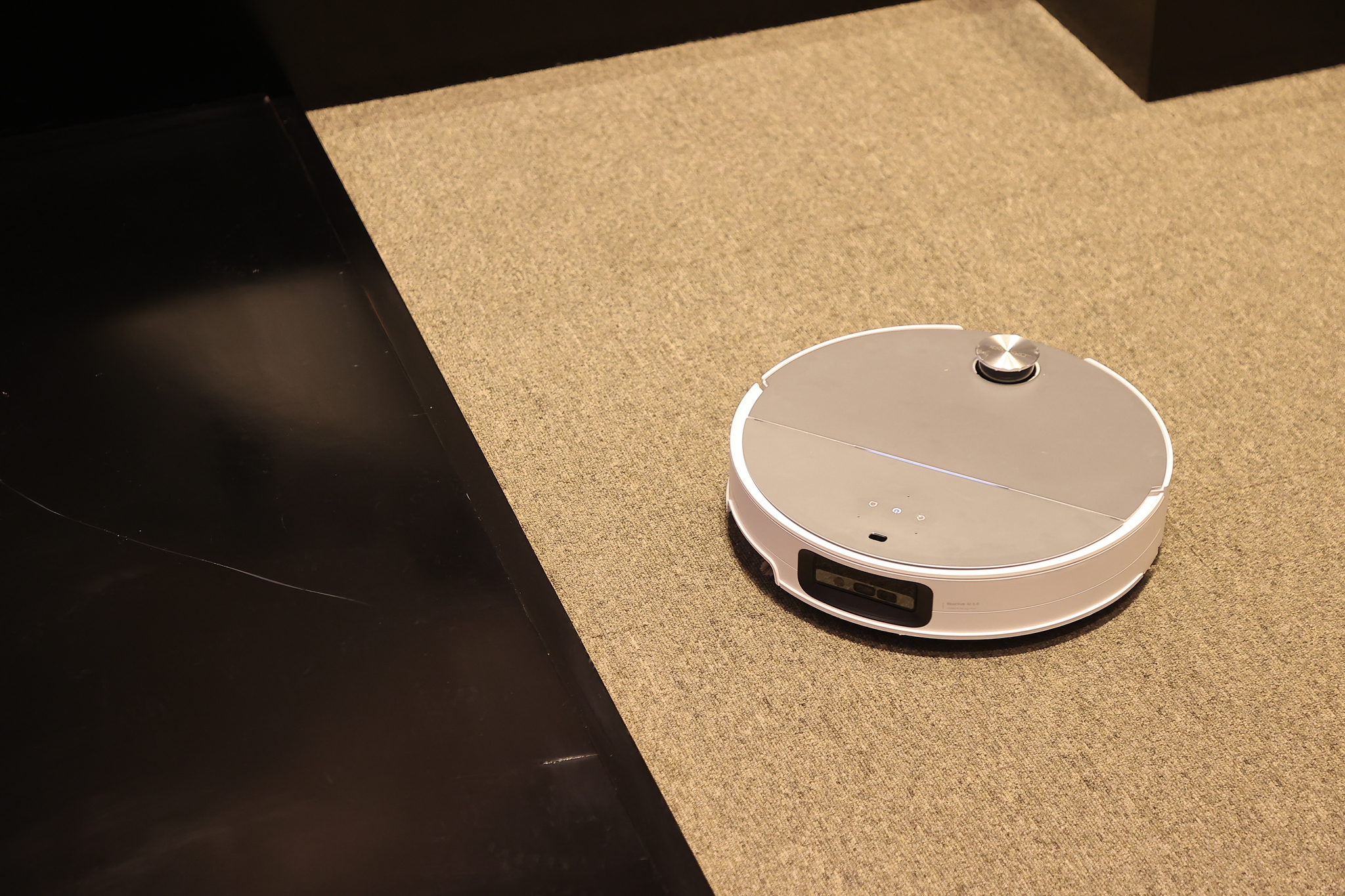 Roborock launched its latest S9 MaxV Ultra and S9 MaxV Slim robot vacuum cleaners in Korea on Feb. 20. [YONHAP]