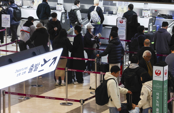 Travelers line up in front of check-in desks at Incheon International Airport on Feb. 28. [NEWS1]