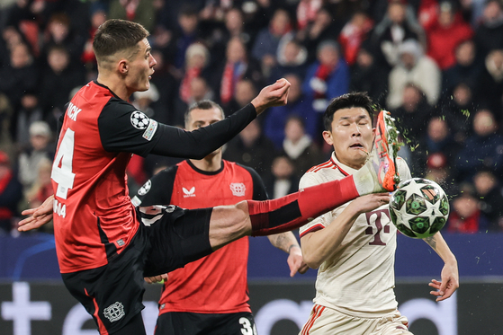 Kim Min-jae, right, of Bayern Munich during the second leg of the UEFA Champions League Round of 16 match against Bayer Leverkusen in Leverkusen, Germany, on March 11. [EPA/YONHAP]