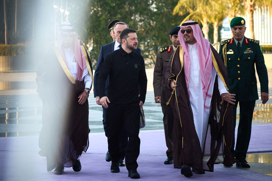 Ukraine's President Volodymyr Zelensky, center left, is welcomed by Deputy Governor of Makkah Region Prince Saud bin Mishal bin Abdulaziz, center right, upon his arrival to Jeddah for talks between Ukrainian officials, Saudi and U.S. representatives. [UKRAINIAN PRESIDENTIAL PRESS SERVICE/AFP/YONHAP]