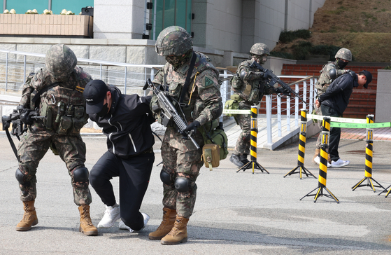 South Korean soldiers undertake a drone attack response exercise simulating a terrorism scenario in Busan during joint drills with U.S. troops on March 12. [YONHAP]