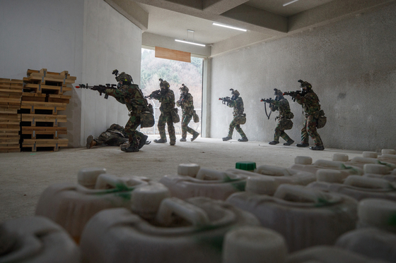 South Korean troops train in a bunker simulating a North Korean weapons of mass destruction facility at a training ground in Yangju, Gyeonggi on March 12. [JOINT PRESS CORPS]