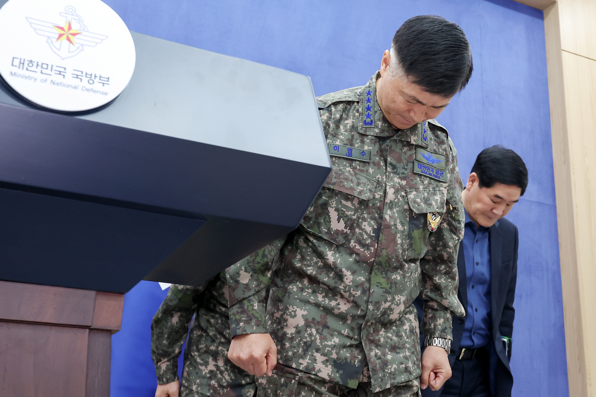 Korean Air Force Chief of Staff Lee Young-su bows after delivering a public apology in Yongsan District, central Seoul, on March 10. [NEWS1]