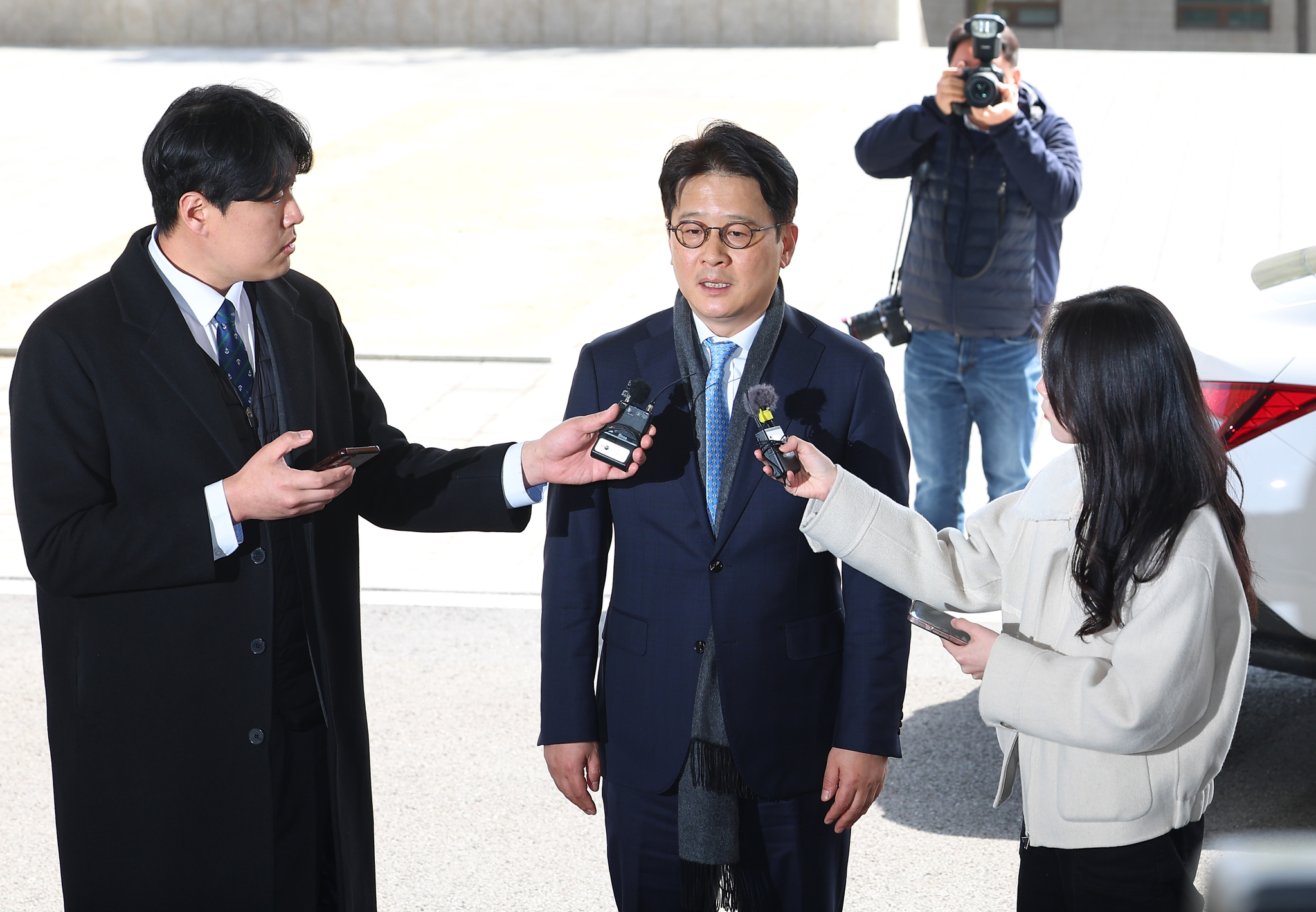 Lee Chang-soo, chief of the Seoul Central District Prosecutors' Office, speaks to reporters as he arrives for work in Seocho District, southern Seoul, on March 13. [YONHAP]