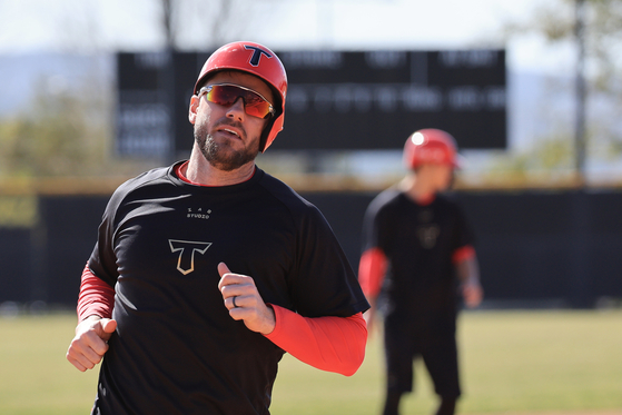 Kia Tigers hitter Patrick Wisdom practices base running during the first spring training camp held in California on Feb. 10. [YONHAP]