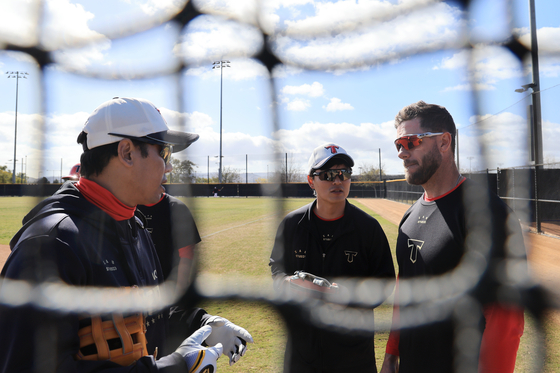 Kia Tigers foreign hitter Patrick Wisdom during base running training for the first spring camp held in California on Feb. 10. [YONHAP]