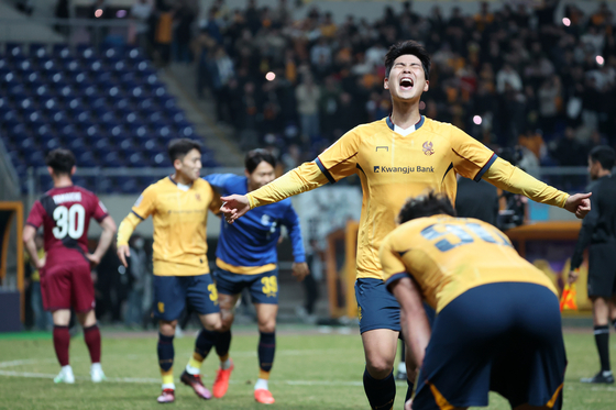 Gwangju FC celebrate winning the second leg of the 2024-25 AFC Champions League Elite round of 16 against Vissel Kobe at Gwangju World Cup Stadium in Gwangju on March 12. [YONHAP] 