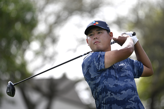 Kim Si-woo tees off on the 11th hole during the third round of the Arnold Palmer Invitational in Orlando, Florida on March 8. [AP/YONHAP] 