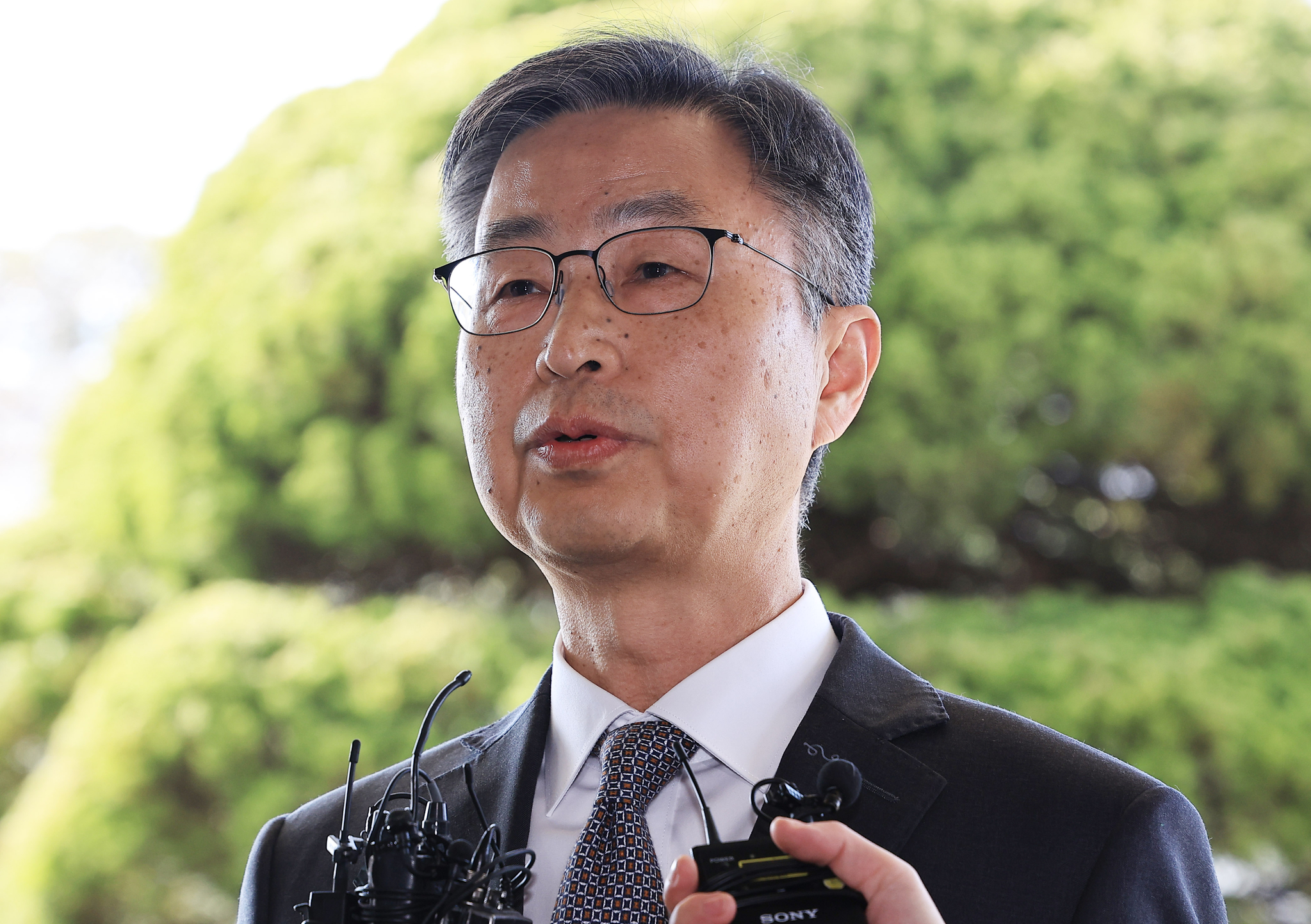 Choe Jae-hae, chief of the Board of Audit and Inspection, speaks to reporters as he leaves the Constitutional Court in Jongno District, central Seoul, on March 13. [NEWS1] 