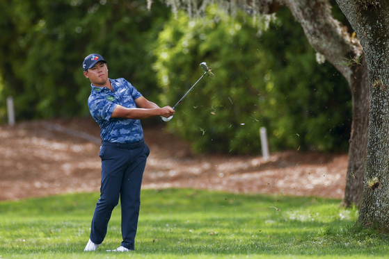 Kim Si-woo hits an approach shot on the first hole during the third round of the Arnold Palmer Invitational presented by Mastercard 2025 at Arnold Palmer Bay Hill Golf Course on March 8 in Orlando, Florida. [GETTY IMAGES]
