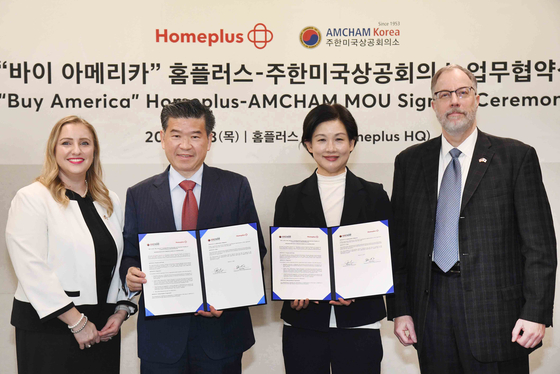 From left, Lisa Allen, director of the agricultural trade office at the U.S. Embassy in Seoul; James Kim, chairman and CEO of the American Chamber of Commerce in Korea (Amcham); Jo Ju-yeon, Homeplus CEO; and Mark Dries, agricultural minister-counselor at the U.S. Embassy in Seoul take a commemorative photo at the "Buy America" Homeplus-Amcham MOU Signing Ceremony at Homeplus' headquarters in Gangseo District, western Seoul, on March 13. [HOMEPLUS]