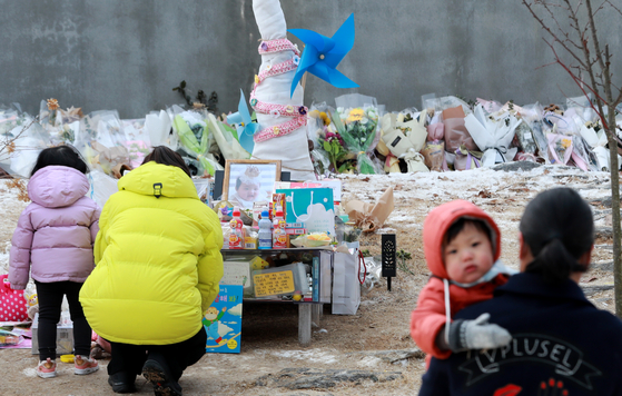  On the afternoon of Jan. 12, 2021, citizens gathered at the Andersen Memorial Park in Yangpyeong, Gyeonggi, to pay tribute to Jeong-in (alias), a 16-month-old infant who died due to abuse by her adoptive parents. [NEWS1]
