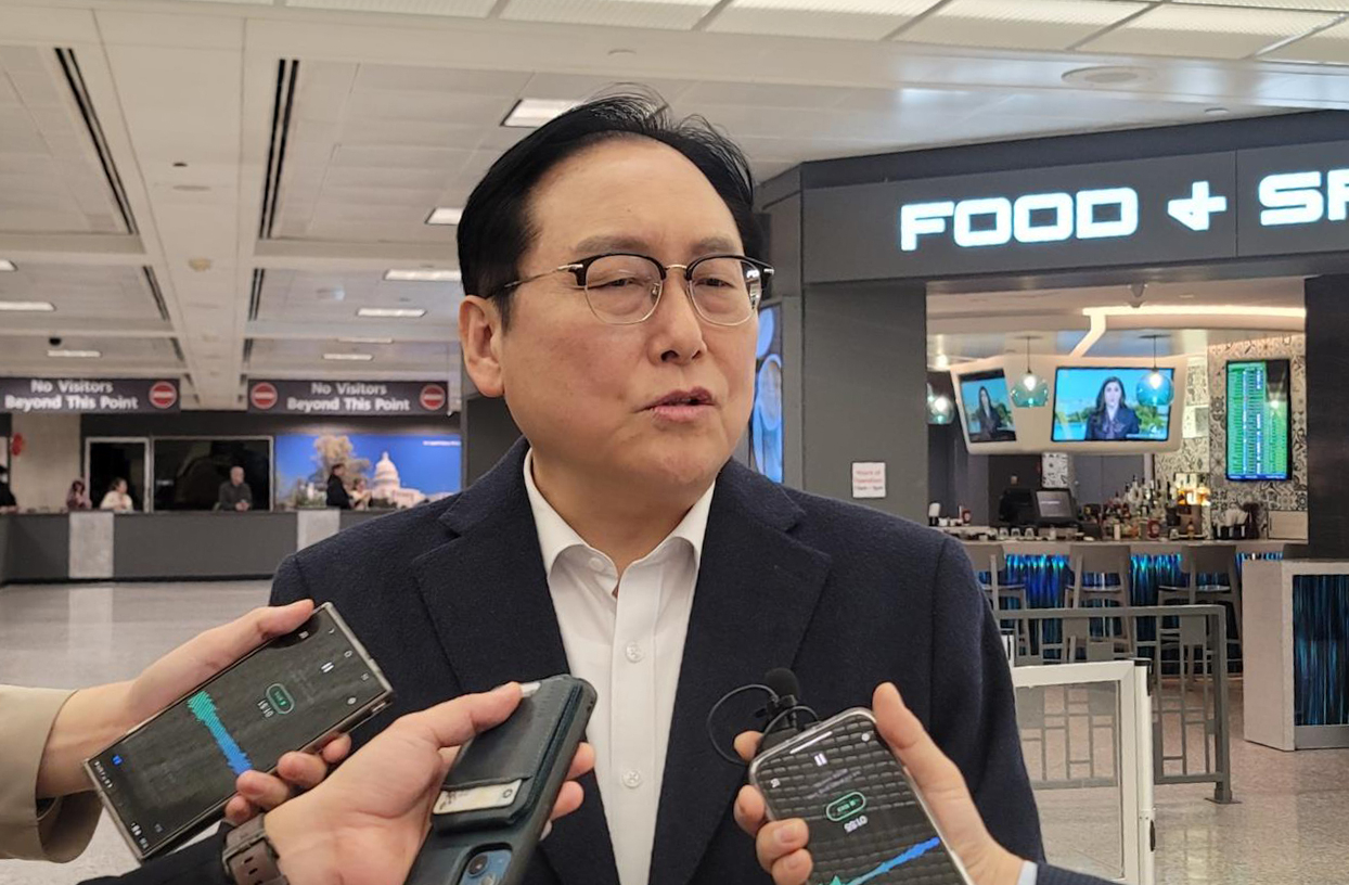 Trade Minister Cheong In-kyo speaks to the press upon arrival at Dulles International Airport near Washington on March 13. [YONHAP]