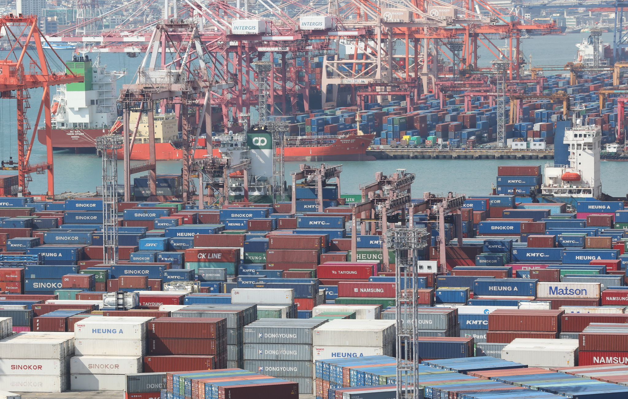 Containers are stacked up at a port in Busan on March 7. [NEWS1] 