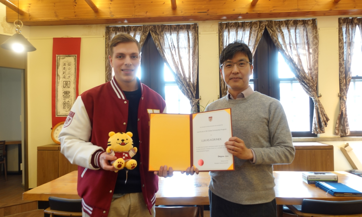 Lukas Korinek, a Korea University student selected to receive the SK Global Scholarship, pose for a photo with Oh Min-gyu, head of the university's Office of Graduate School Innovation, during a scholarship award ceremony on March 11. [KOREA UNIVERSITY]