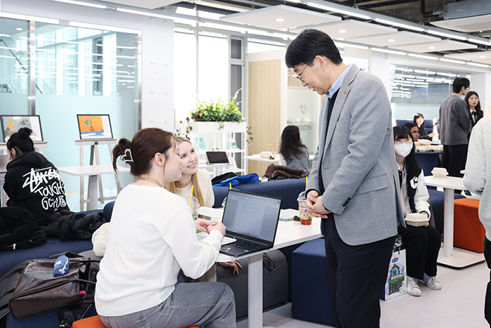 Chung-Ang University president Park Sang-gue talks to students that attended an opening ceremony for the Reading Commons on March 11. [CHUNG-ANG UNIVERSITY]