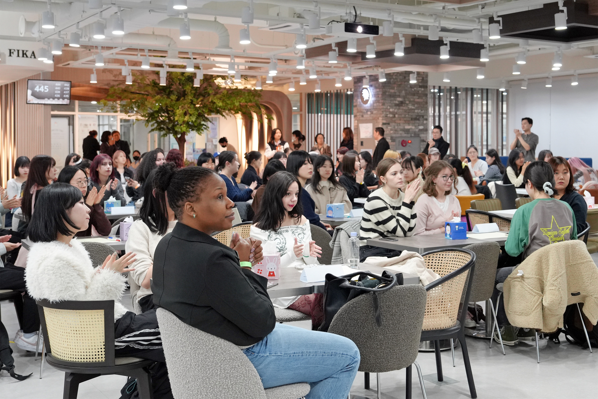 Students attend the first Networking Night event at Sungshin Women's University's campus in Seongbuk District, northern Seoul on March 13. [SUNGSHIN WOMEN'S UNIVERSITY]