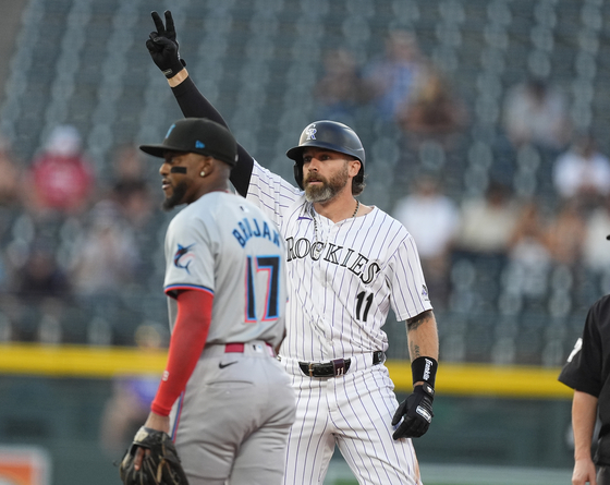 Colorado Rockies' Jake Cave, back, gestures to the dugout in the first inning of a baseball game on Aug. 27, 2024, in Denver. [AP/YONHAP]
