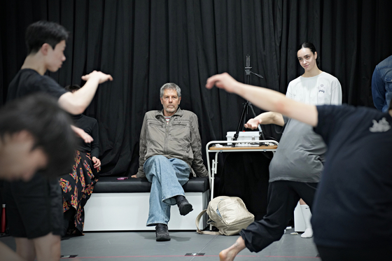 Israeli choreographer Ohad Naharin practices with the Seoul Metropolitan Ballet for the upcoming performances for ″Decadance″ at the Sejong Center for the Performing Arts in central Seoul. [SEJONG CENTER FOR THE PERFORMING ARTS]