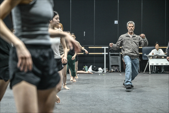 Israeli choreographer Ohad Naharin practices with the Seoul Metropolitan Ballet for the upcoming performances for ″Decadance″ at the Sejong Center for the Performing Arts in central Seoul. [SEJONG CENTER FOR THE PERFORMING ARTS]