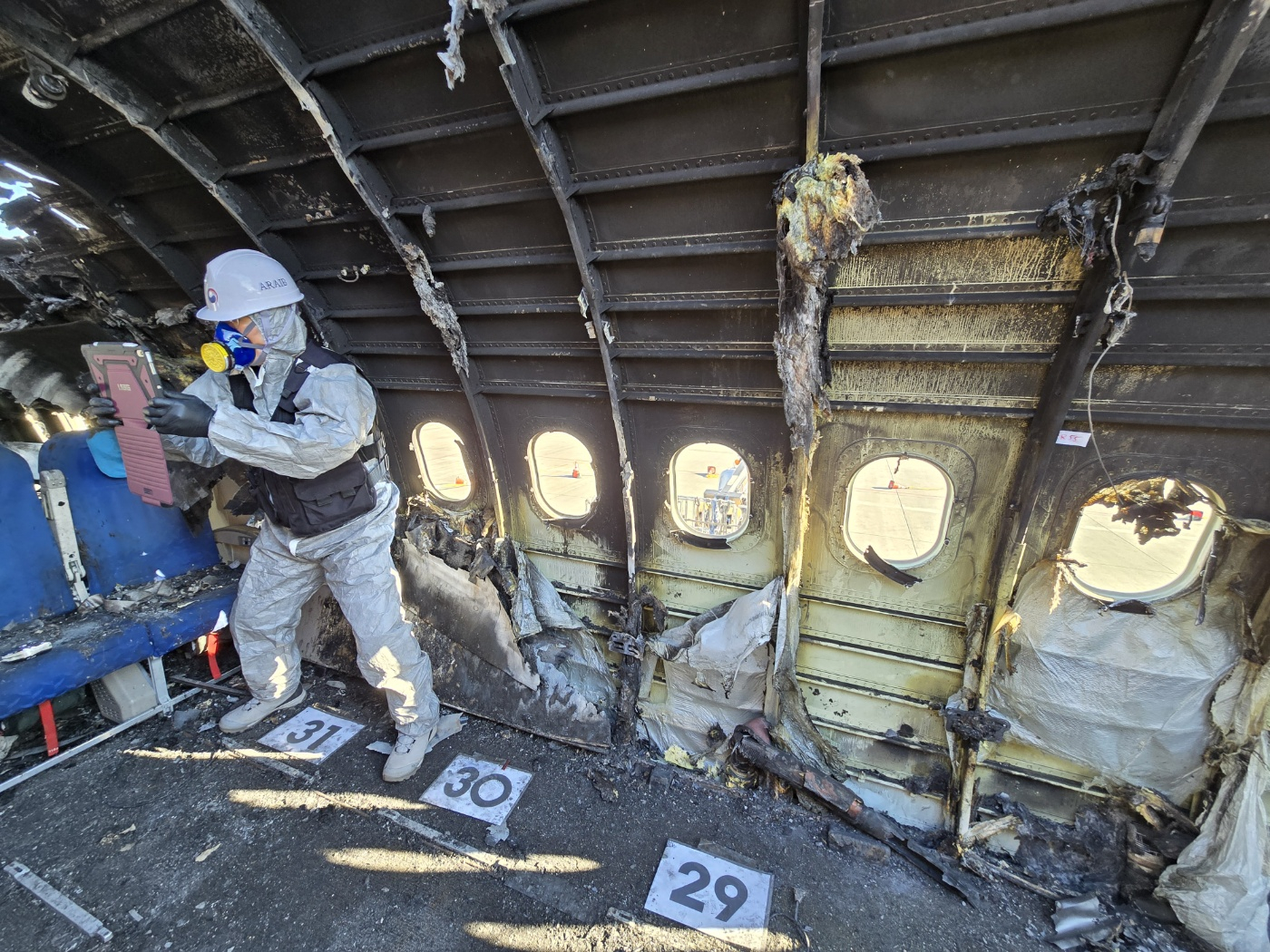 An inspector checks the suspected location of the fire that broke out on an Airbus 321-200 operated by Air Busan in late January. [MINISTRY OF LAND, INFRASTRUCTURE AND TRANSPORT] 