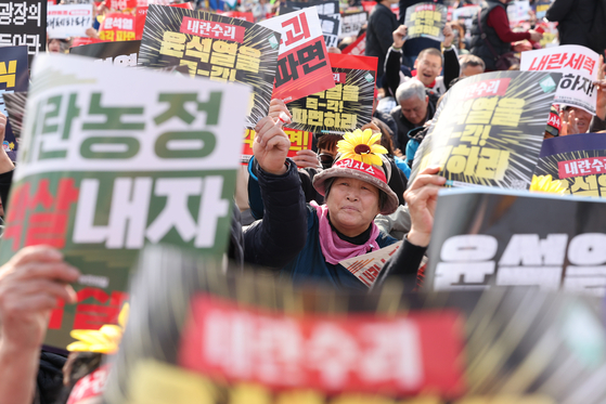 Protesters for President Yoon Suk Yeol's impeachment hold their pickets up high at Gwanghwamun, Jongno District, central Seoul, on March 15. [NEWS1] 