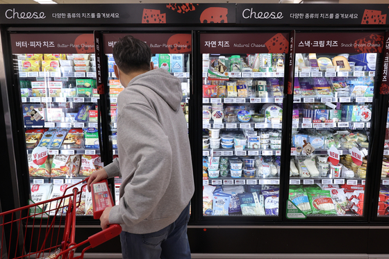 Dairy products are on display at a discount mart on March 16. The global dairy product index hit a two-year high of 148.7, according to data from the Food and Agriculture Organization. Korean food companies are monitoring the index to see if price adjustments are necessary. [YONHAP]