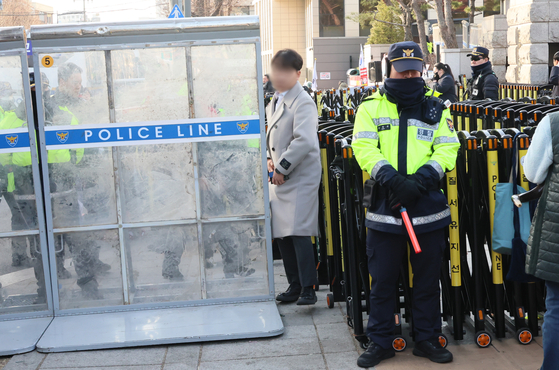 Police barricades and fences are installed along the Constitutional Court in Jongno District, central Seoul on March 14. [YONHAP] 