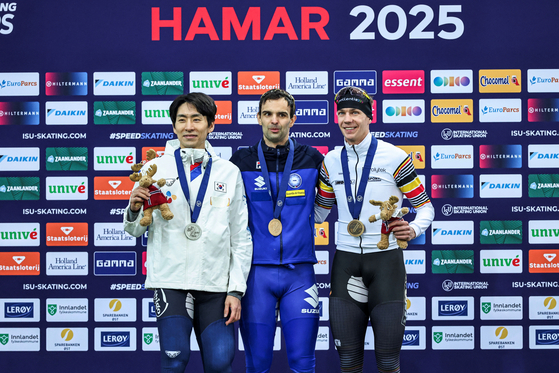 Lee Seung-hoon, left, poses after winning a silver medal in the men's mass start at the International Skating Union World Speed Skating Single Distances Championships at Hamar Olympic Hall in Hamar, Norway, on March 15. [REUTERS/YONHAP]