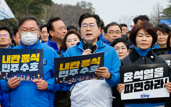 Democratic Party floor leader Park Chan-dae demands President Yoon Suk Yeol's immediate removal during a protest at the National Assembly in Yeouido, western Seoul, on March 16.[NEWS1] 