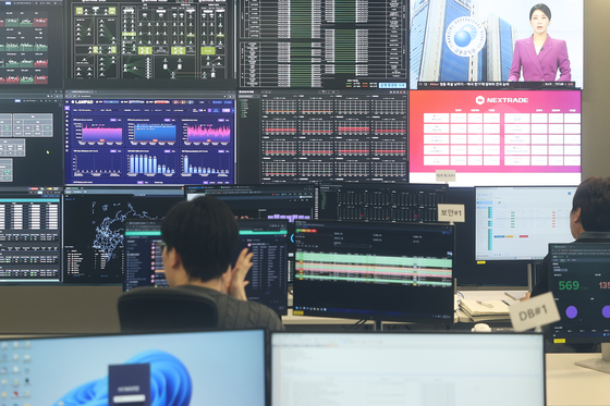 Employees work at Nextrade in Yeouido, western Seoul, on March 17. The exchange announced March 16 that the number of stocks up for trading would increase to 110 from its original 10, with 55 listed on the Kospi and 55 on the Kosdaq. [YONHAP]