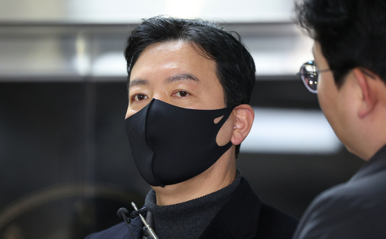 Presidential Security Service deputy chief Kim Seong-hoon speaks to reporters as he appears for police questioning at the National Office of Investigation in Seodaemun District, western Seoul, on Jan. 24. [NEWS1] 