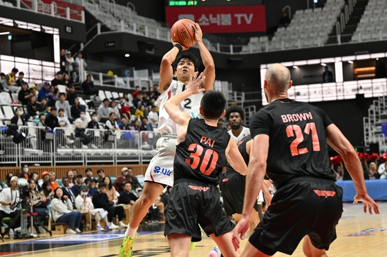 Suwon KT Sonicboom's Heo Hoon shoots during an East Asia Super League game against the Taoyuan Pauian Pilots at Suwon KT Sonicboom Arena in Suwon, Gyeonggi on Oct. 23, 2024. [EASL]