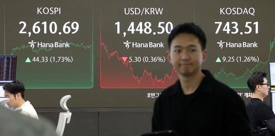 A screen in Hana Bank's trading room in central Seoul shows the Kospi closing at 2,610.69 points on March 17, up 9.25 points, or 1.26 percent, from the previous trading session. [NEWS1]